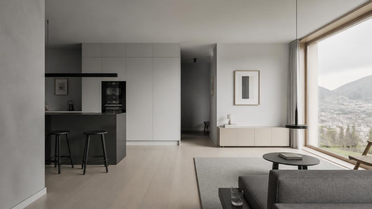 Interno di un appartamento svizzero luminoso e minimale